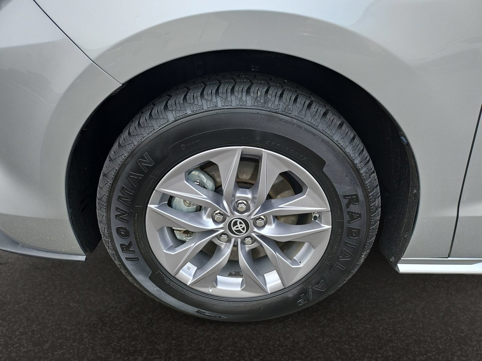 Used 2024 Toyota Sienna XLE FWD image 40