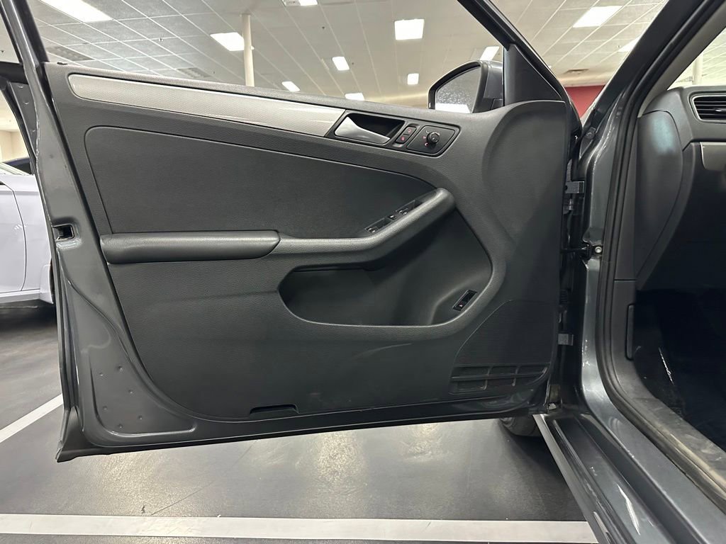 Used 2018 Volkswagen Jetta SE FWD image 13
