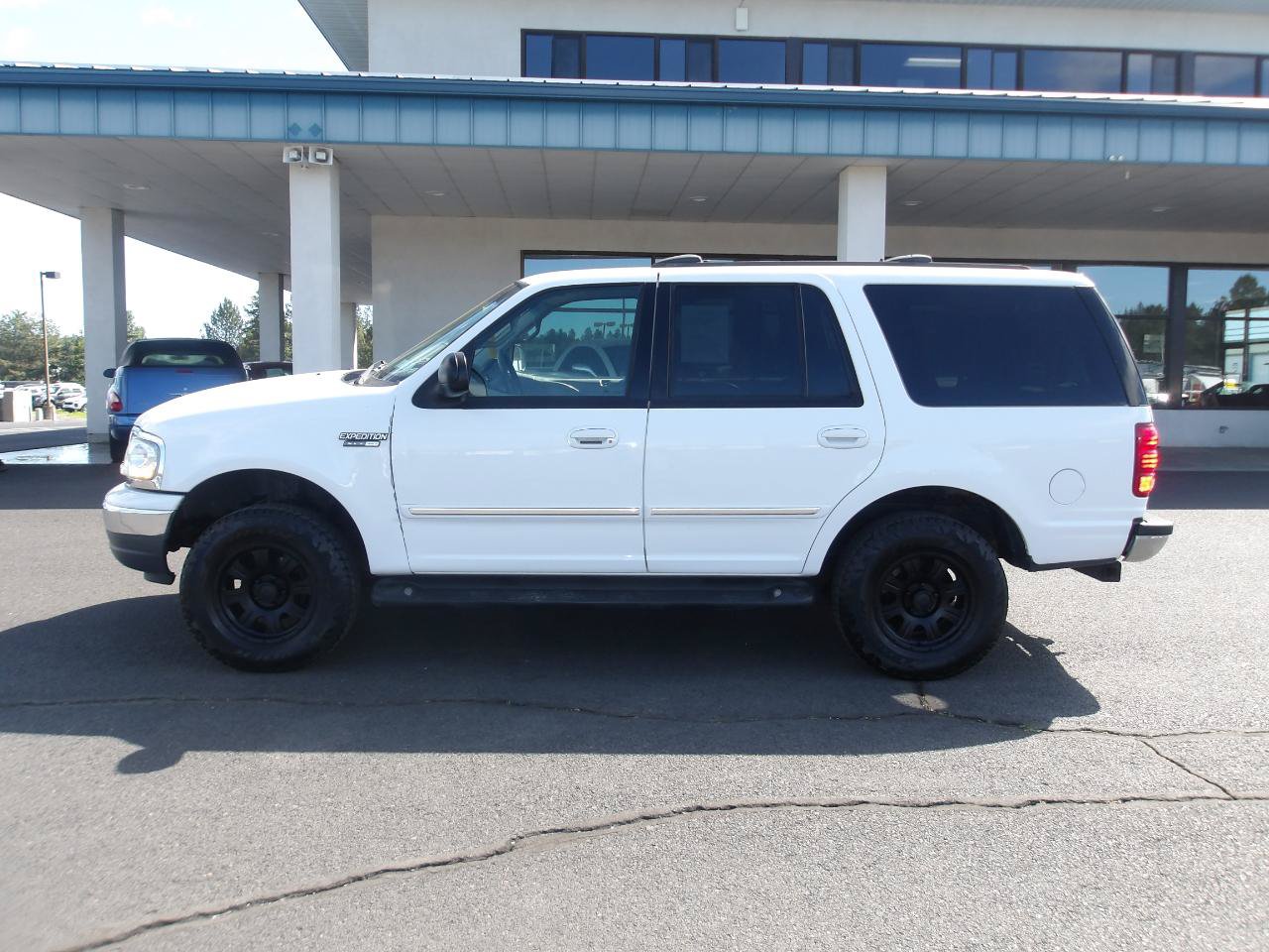 Used 2000 Ford Expedition XLT AWD/4WD image 2