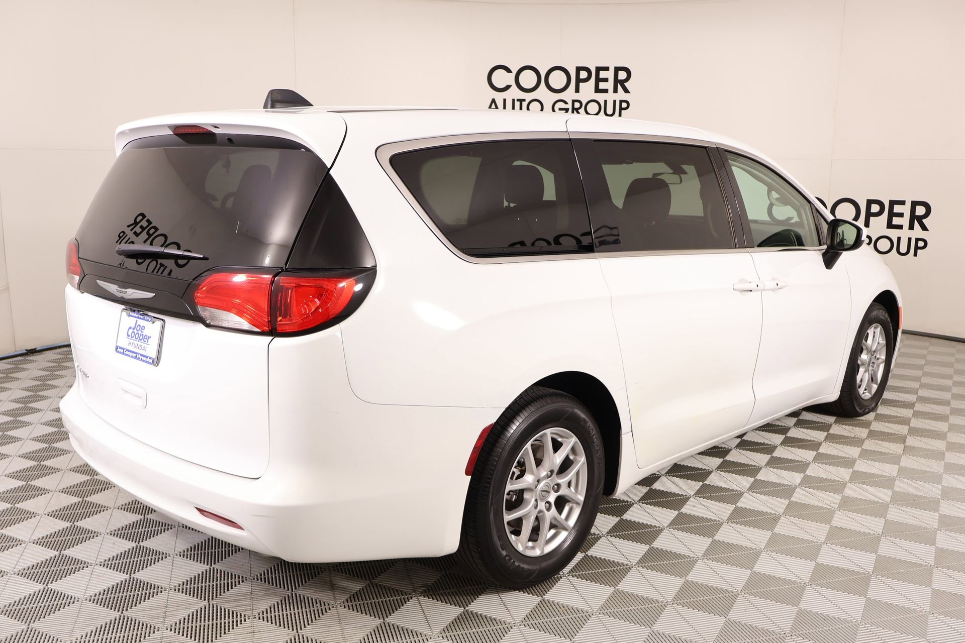 Used 2022 Chrysler Voyager LX image 20