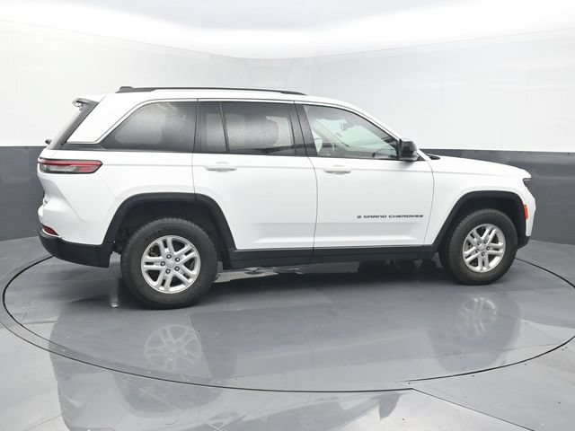 Used 2024 Jeep Grand Cherokee Laredo AWD/4WD image 7