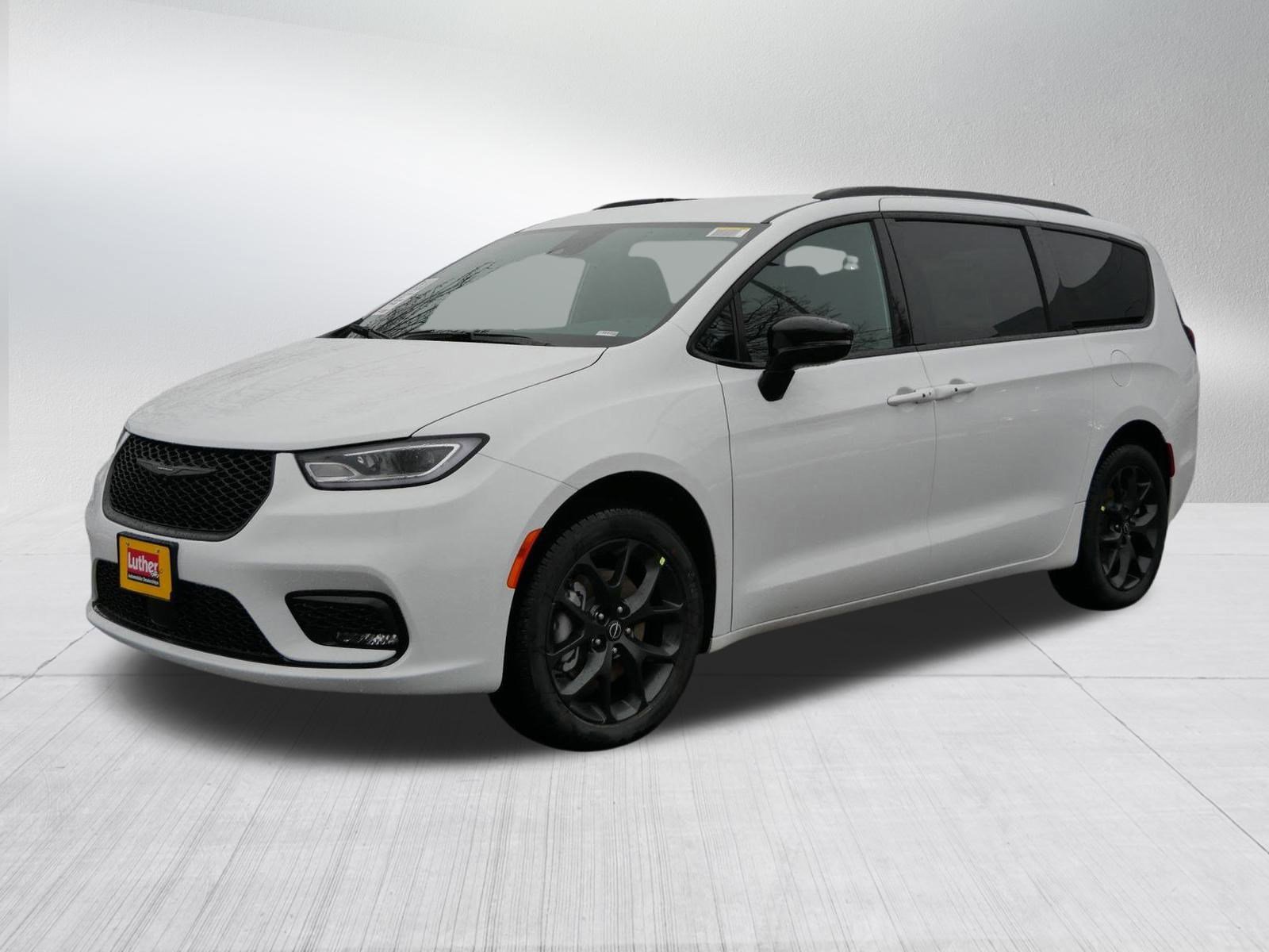 New 2026 Chrysler Pacifica Select w/ S Appearance Package image 3