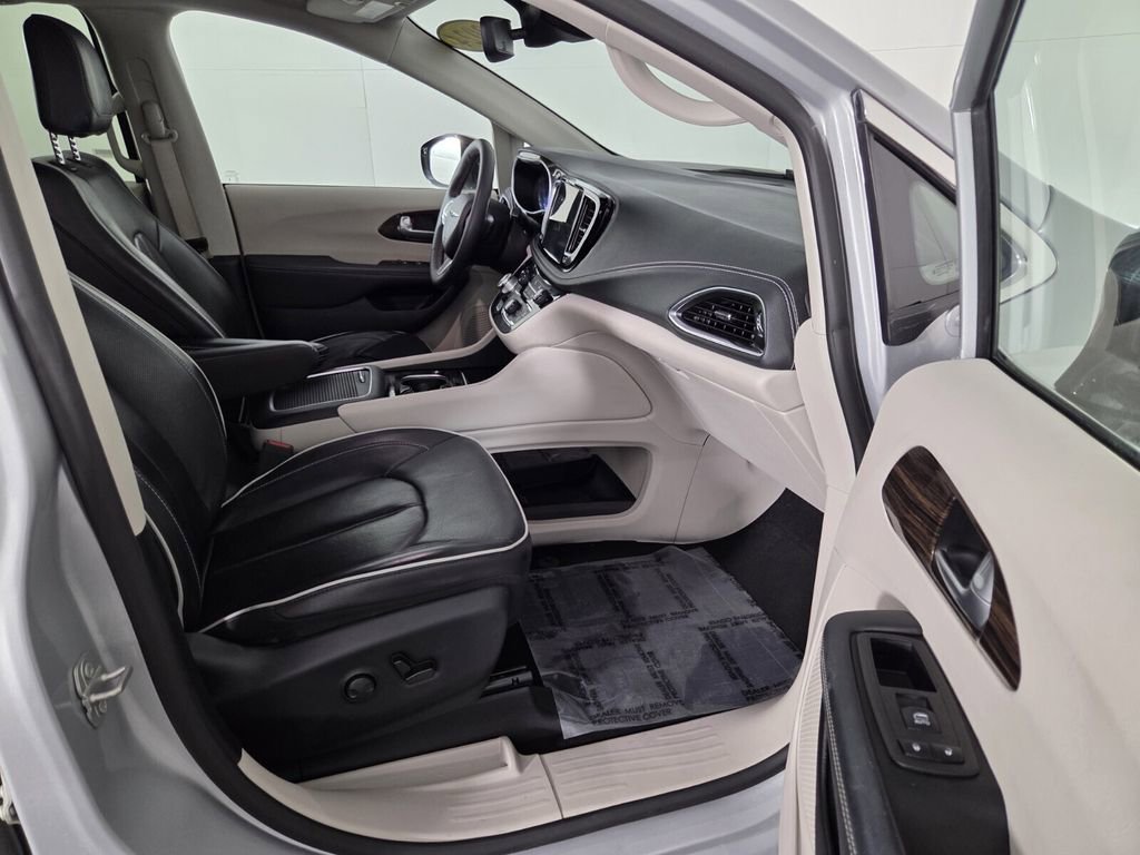 Certified 2024 Chrysler Pacifica Limited image 28