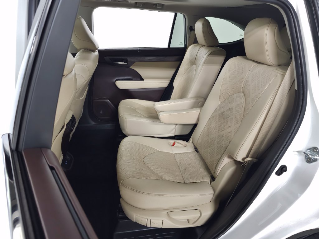 Used 2022 Toyota Highlander Platinum FWD image 38