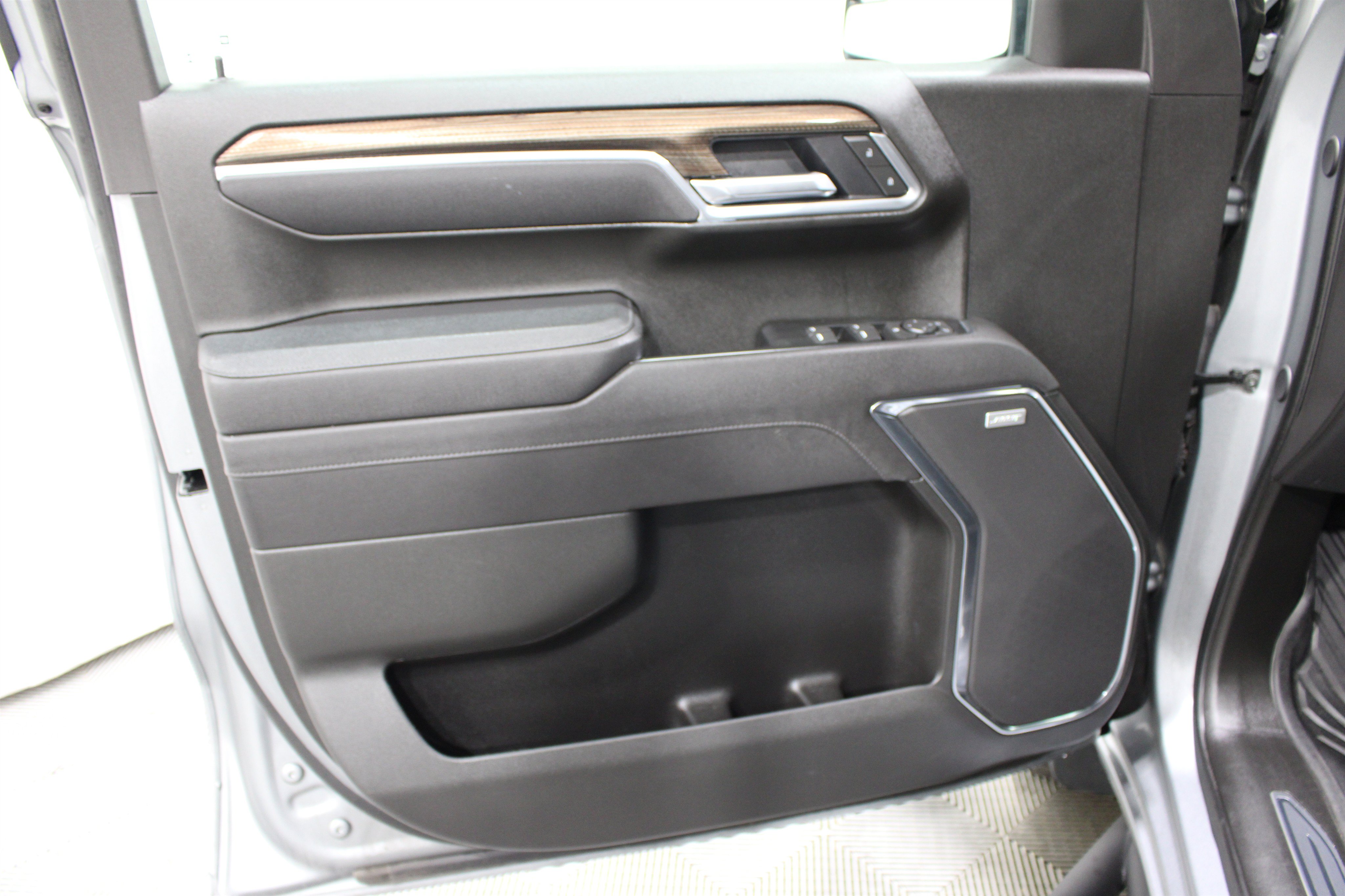 Used 2025 Chevrolet Silverado 1500 LT Trail Boss w/ Convenience Package II AWD/4WD image 6