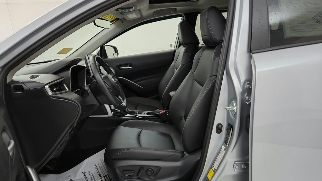 Used 2022 Toyota Corolla Cross XLE w/ Convenience Package AWD/4WD image 25