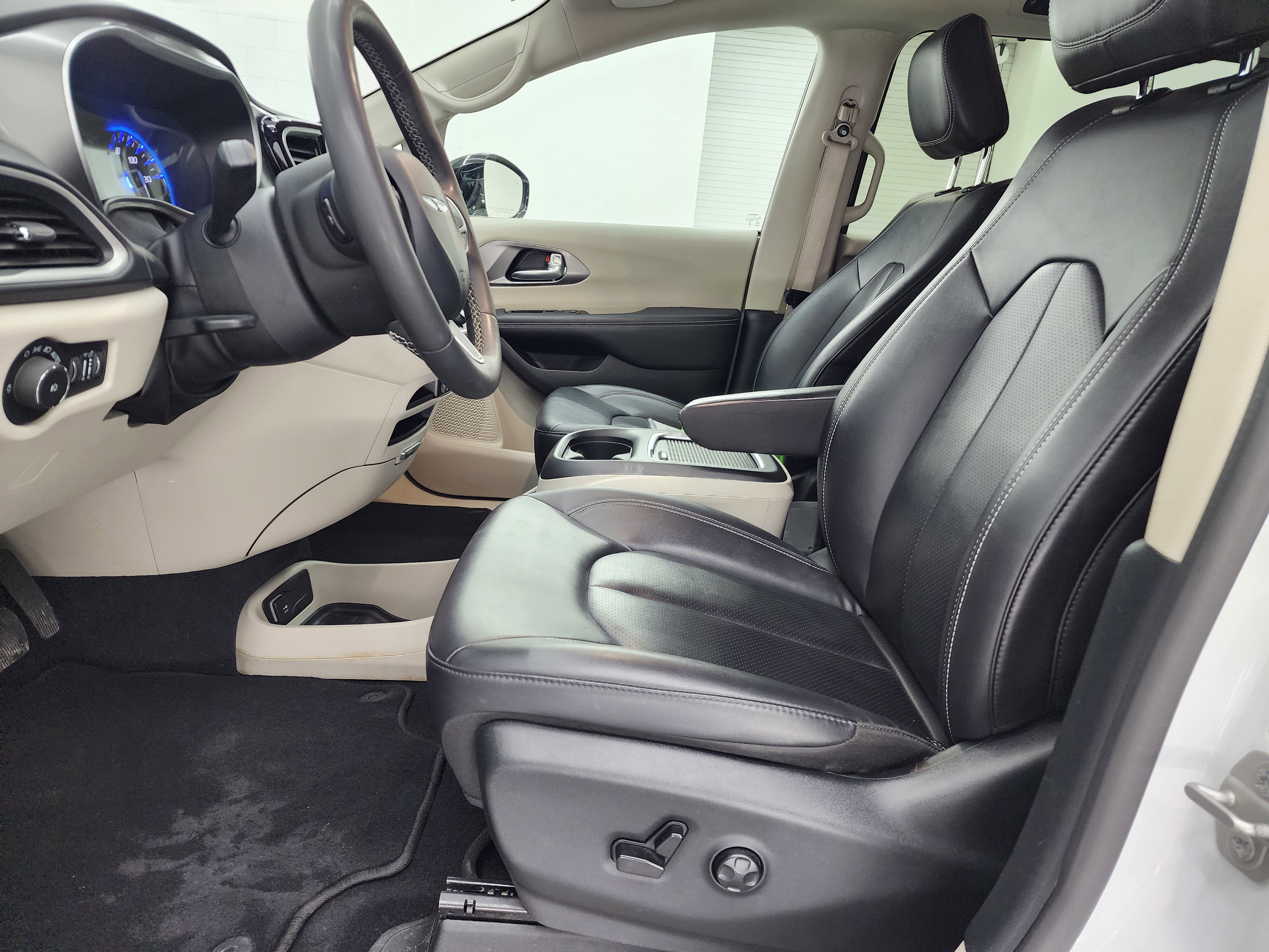 Used 2024 Chrysler Pacifica Touring-L FWD image 8