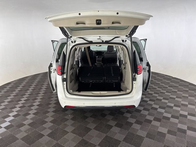 Used 2023 Chrysler Pacifica Touring-L FWD image 15
