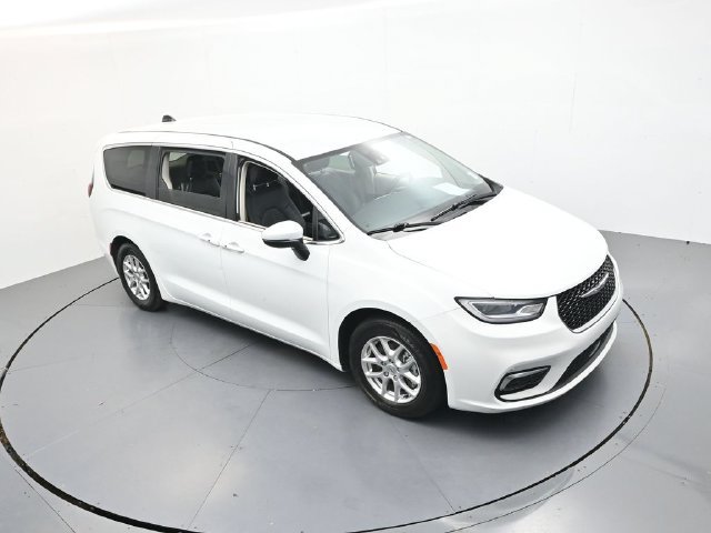 Used 2023 Chrysler Pacifica Touring-L FWD image 34
