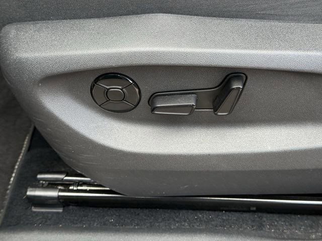 Used 2025 Volkswagen Tiguan SE image 21