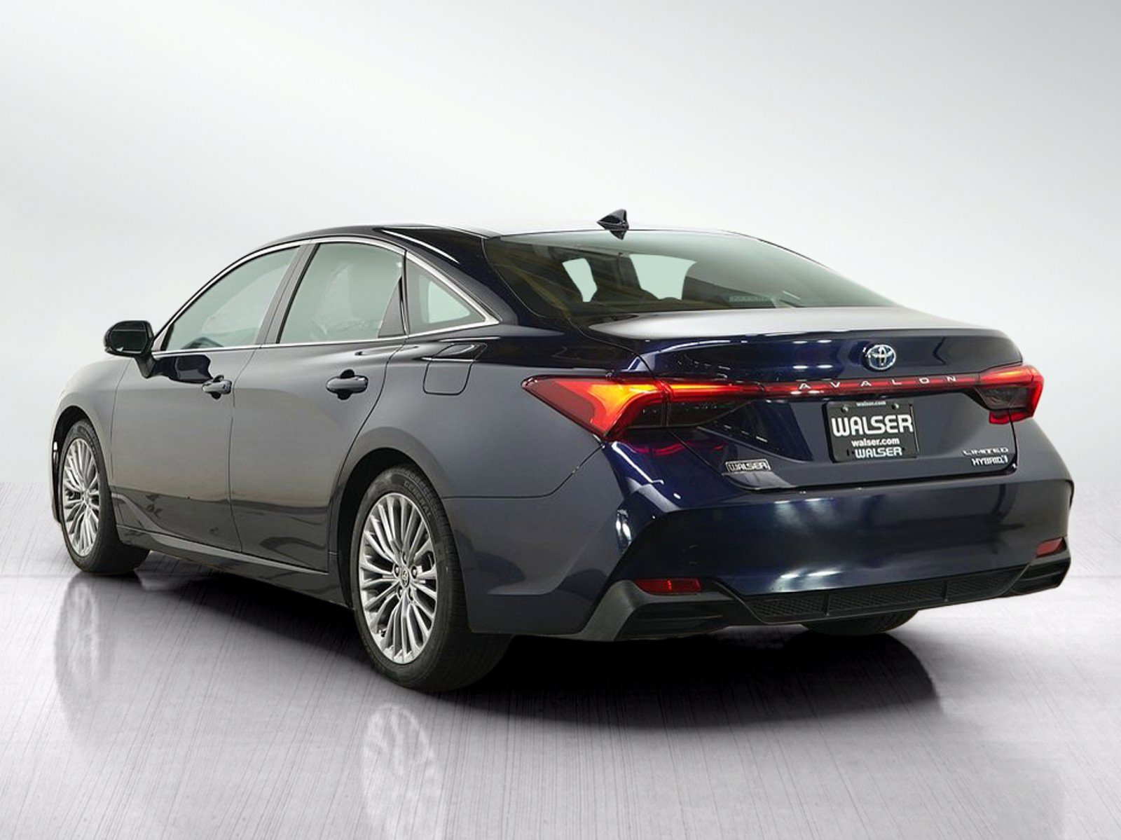 Used 2022 Toyota Avalon Limited FWD image 3
