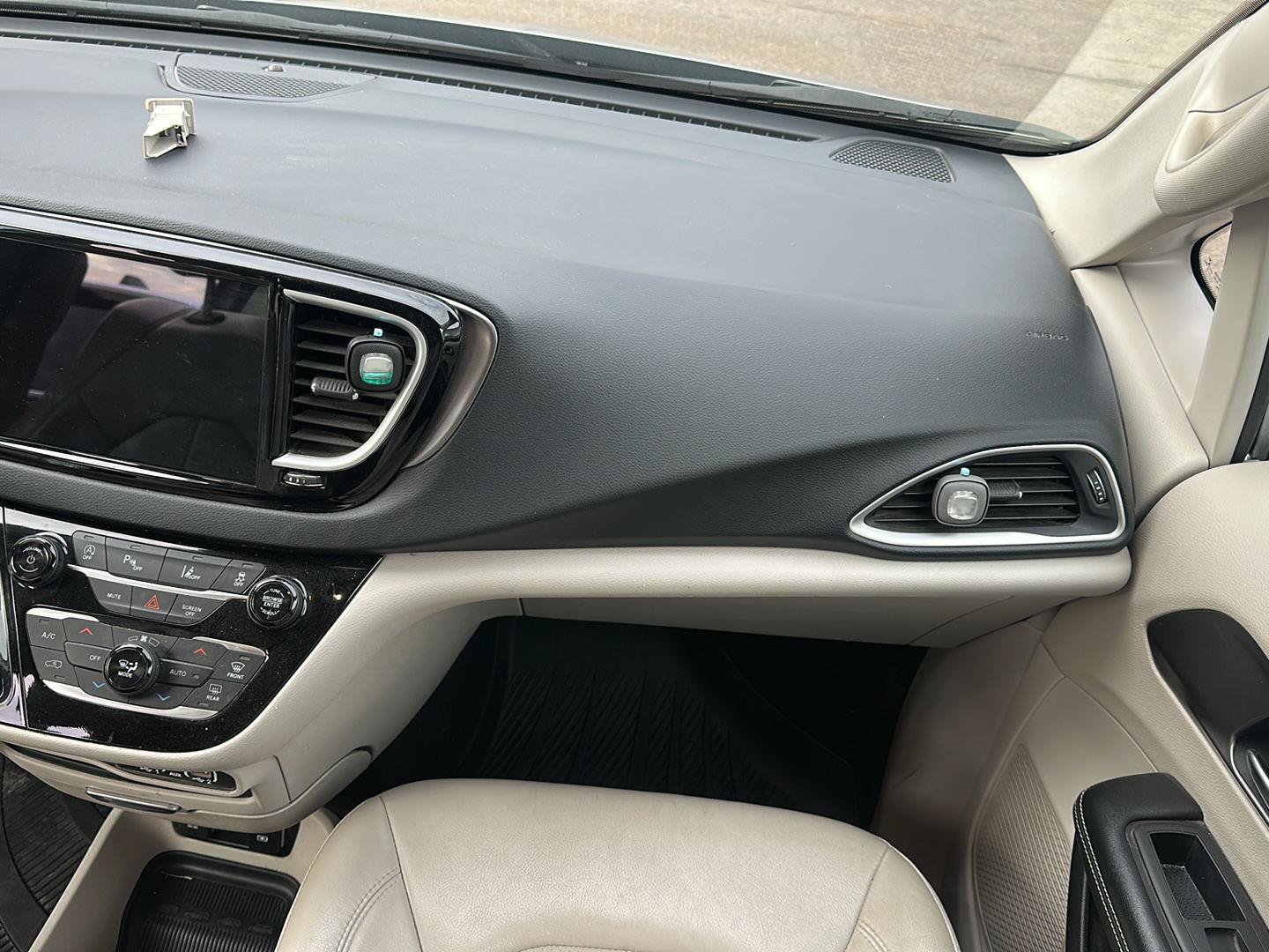Used 2021 Chrysler Pacifica Touring-L FWD image 7