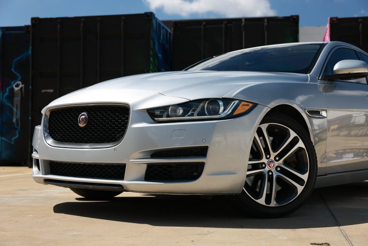 Used 2017 Jaguar XE Premium RWD image 34