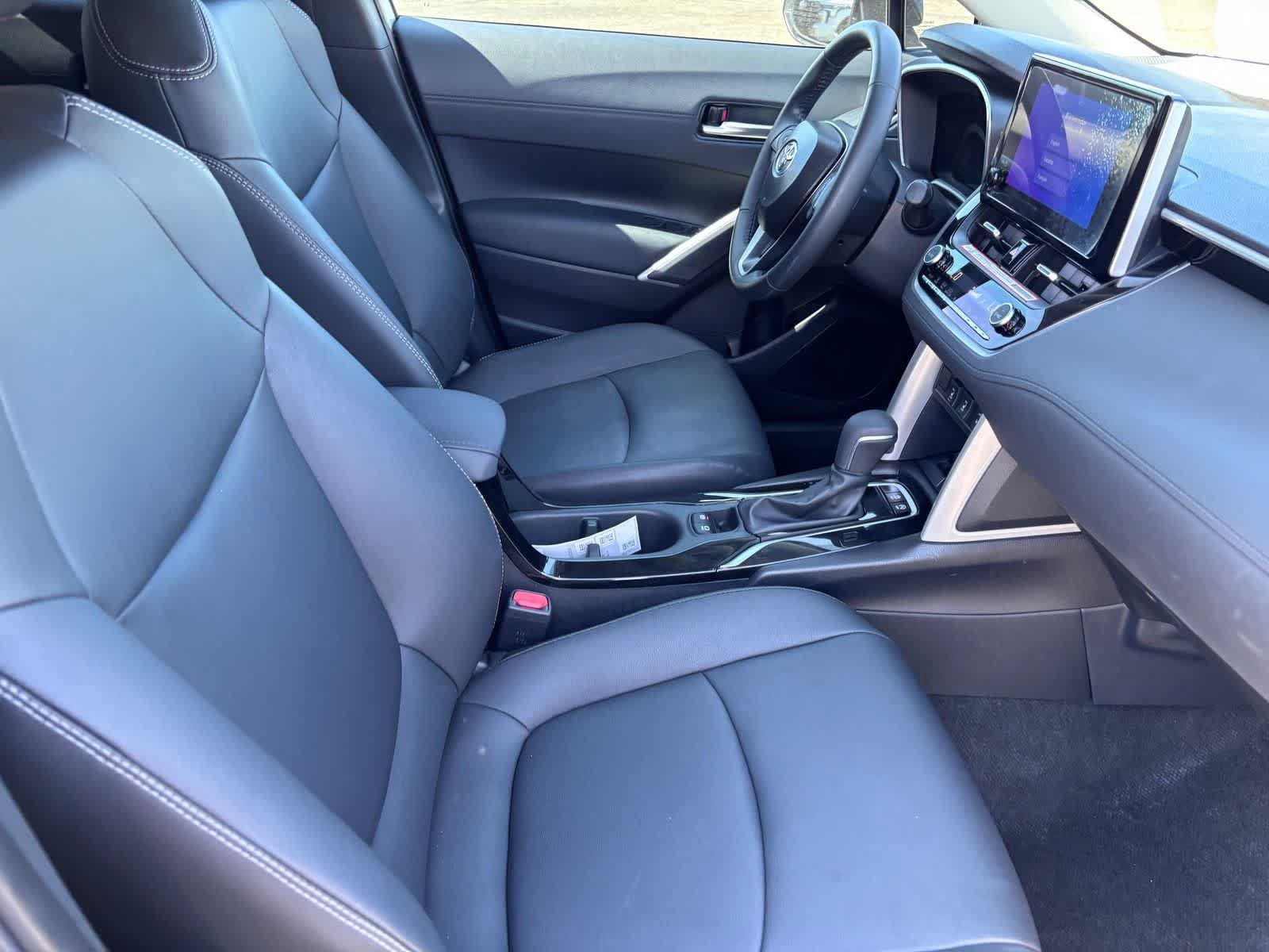 Used 2025 Toyota Corolla Cross XLE w/ Convenience Package FWD image 12
