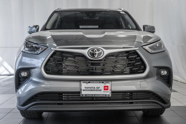 New 2025 Toyota Highlander XLE image 2