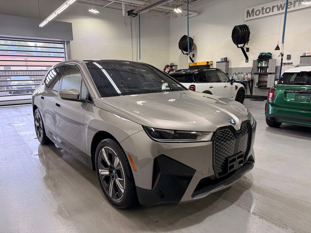 Used 2023 BMW iX xDrive50 w/ Premium Package AWD/4WD image 7
