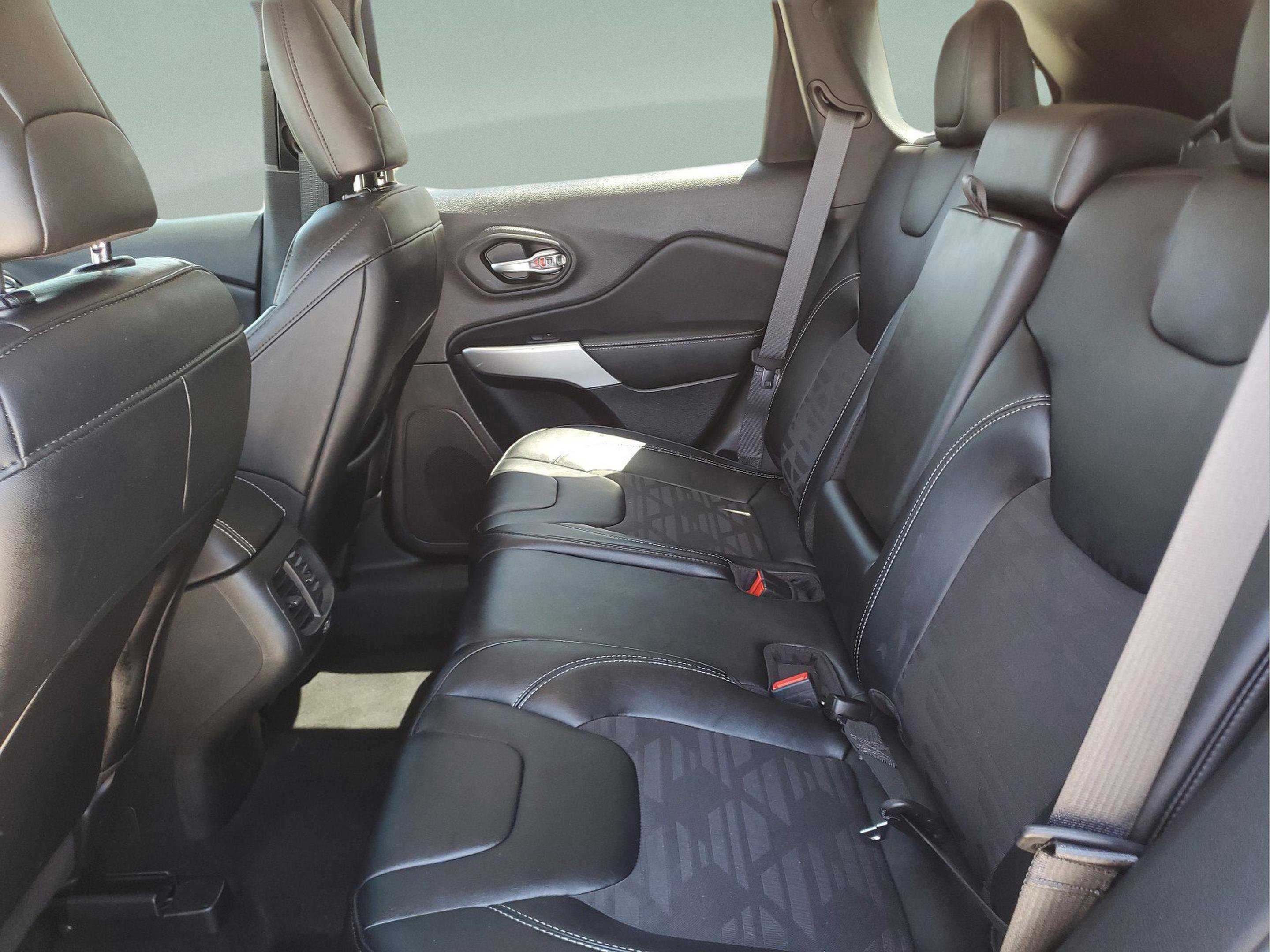 Used 2022 Jeep Cherokee Latitude AWD/4WD image 6