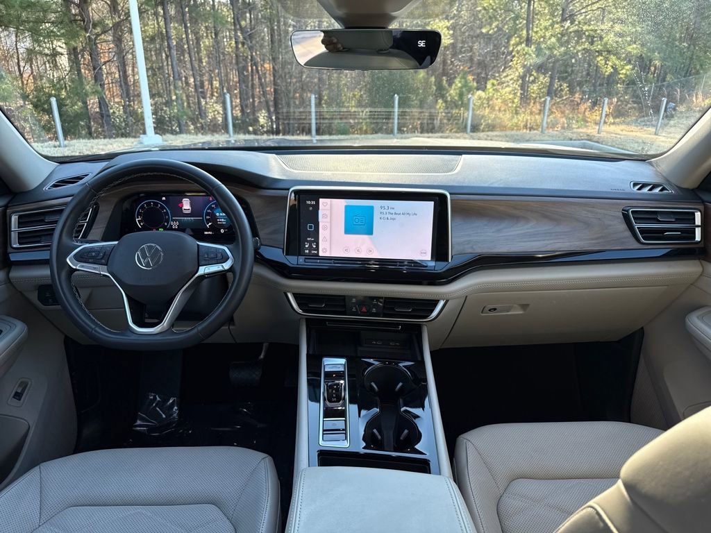 Used 2024 Volkswagen Atlas SE w/ Black Wheel Package image 16
