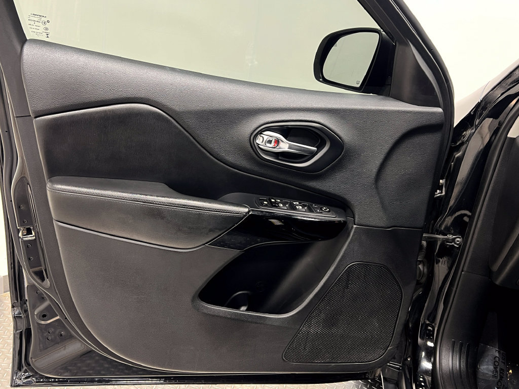 Used 2019 Jeep Cherokee Latitude Plus FWD image 14