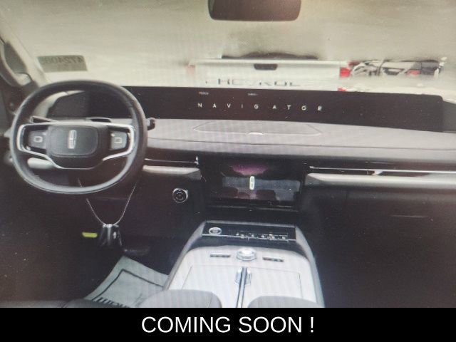 Used 2025 Lincoln Navigator Reserve image 9