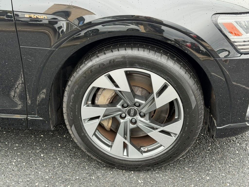 Certified 2022 Audi e-tron Premium image 11