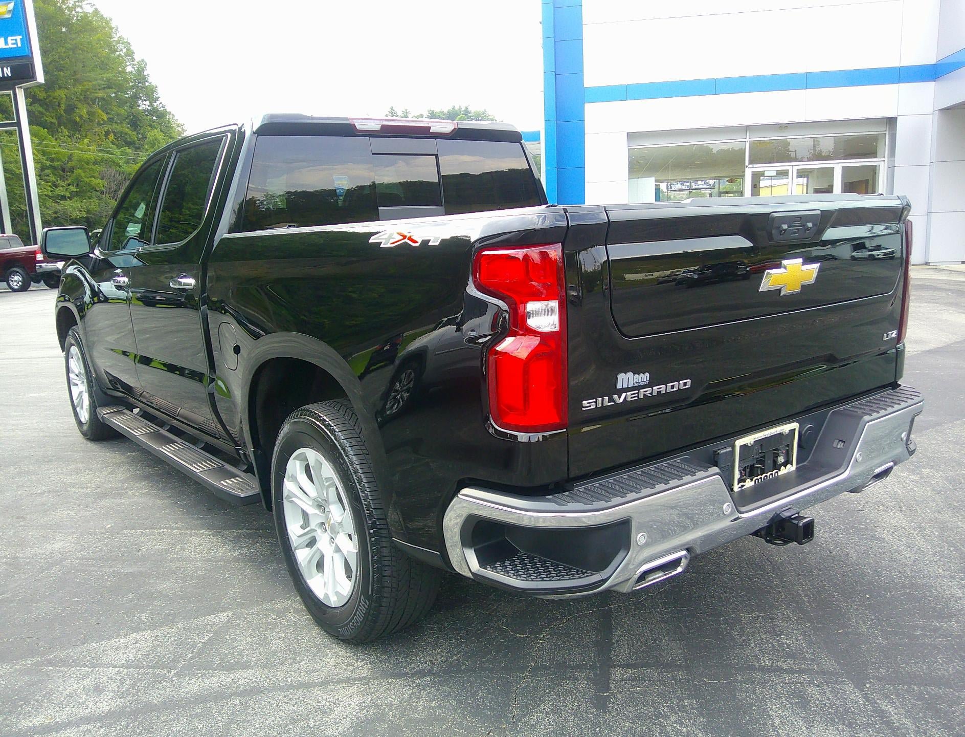 Used 2024 Chevrolet Silverado 1500 LTZ w/ LTZ Convenience Package II AWD/4WD image 3