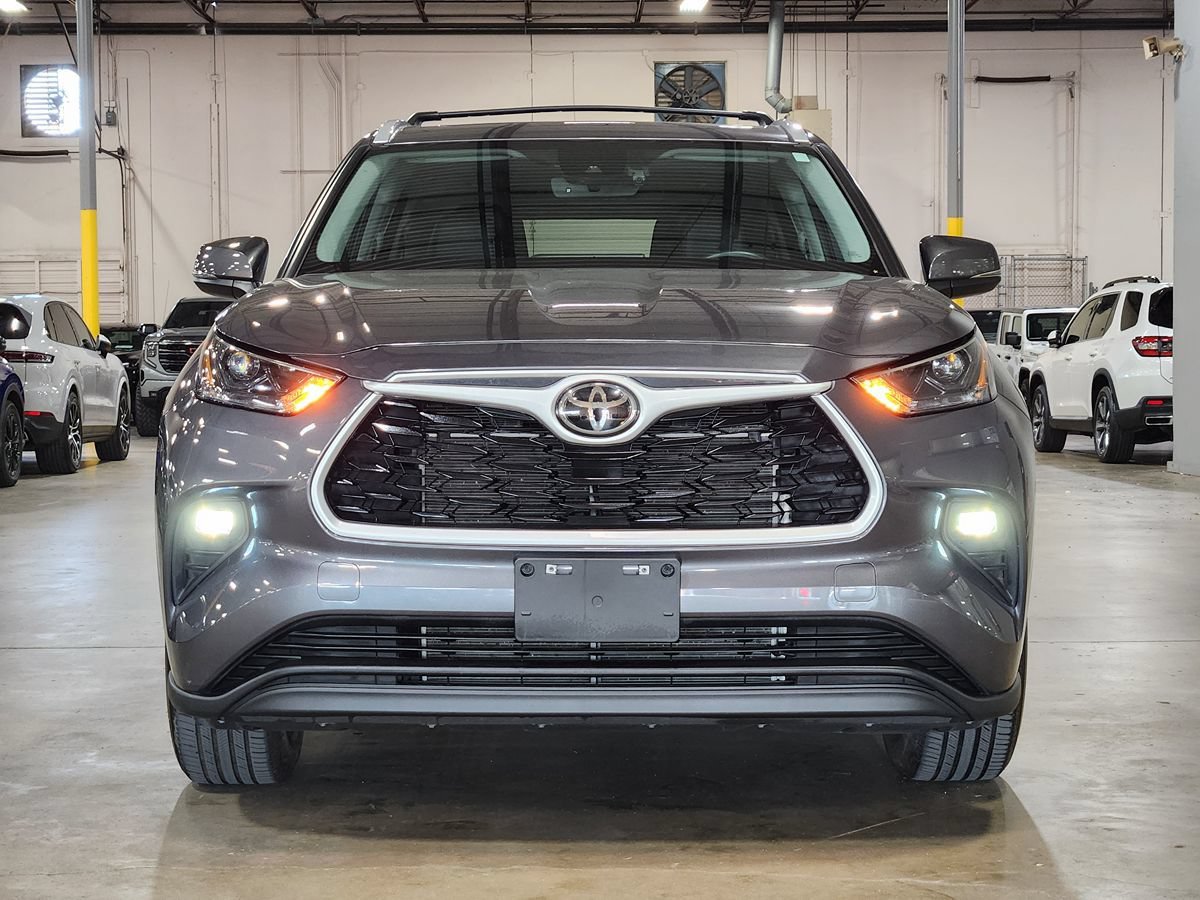Used 2024 Toyota Highlander XLE FWD image 2