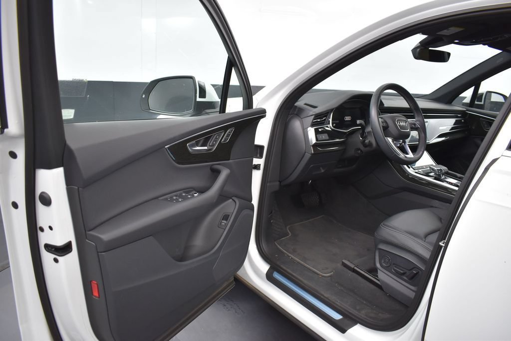 Used 2025 Audi Q7 3.0T Premium w/ Convenience Package AWD/4WD image 5