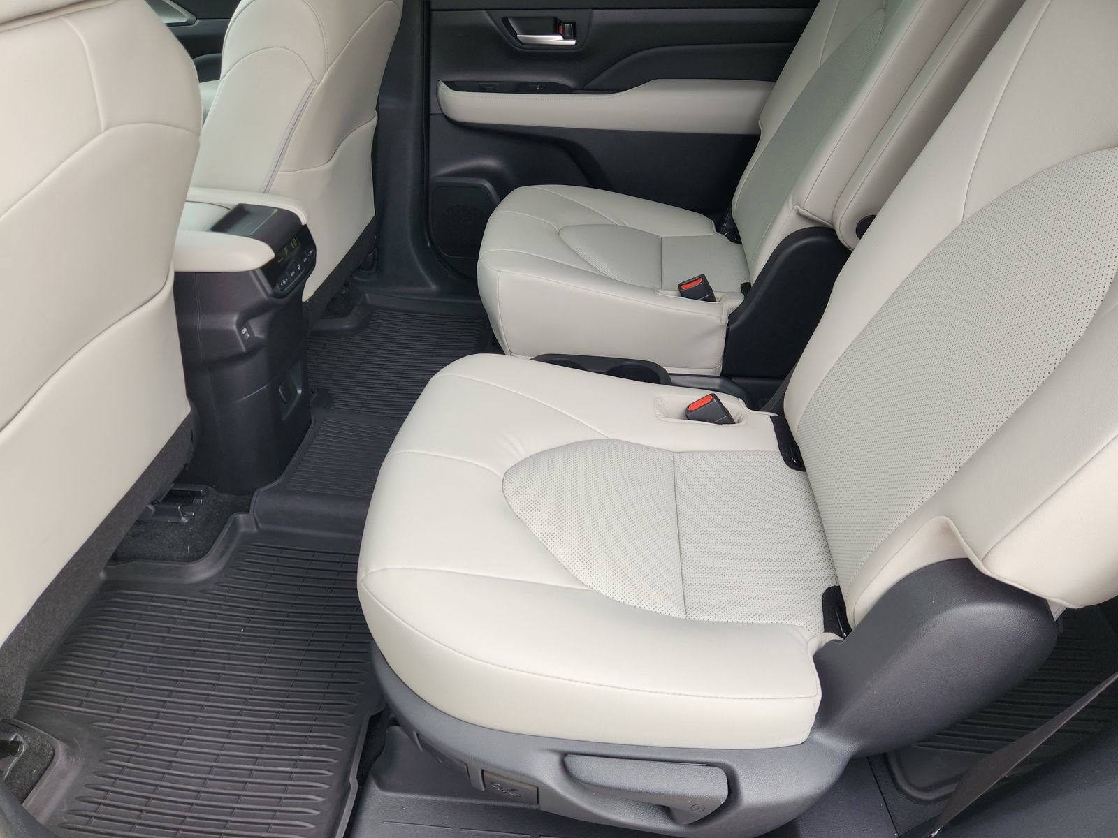 Used 2024 Toyota Grand Highlander XLE image 32