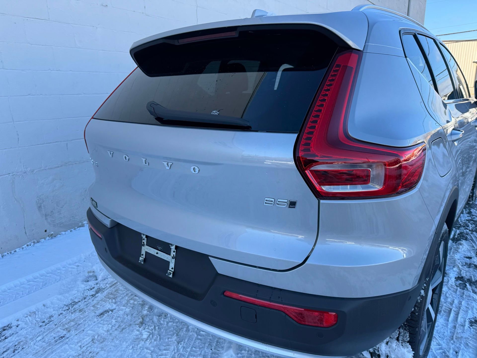 Used 2024 Volvo XC40 B5 Plus image 5