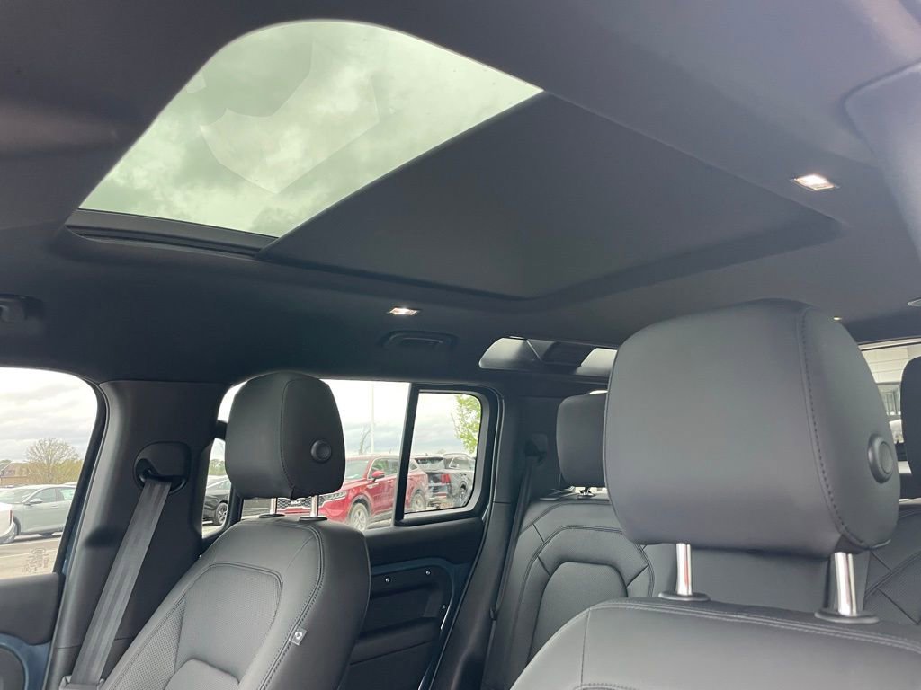 Used 2025 Land Rover Defender 110 X-Dynamic SE image 19