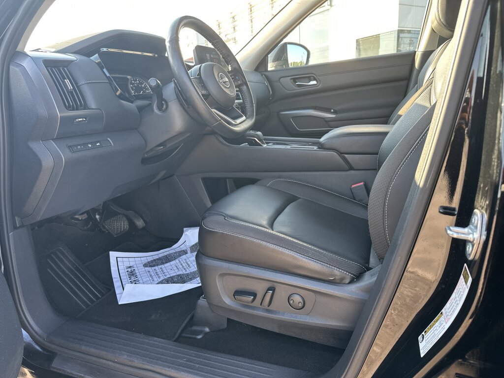 Used 2023 Nissan Pathfinder SL w/ Lighting Package (N92) image 8