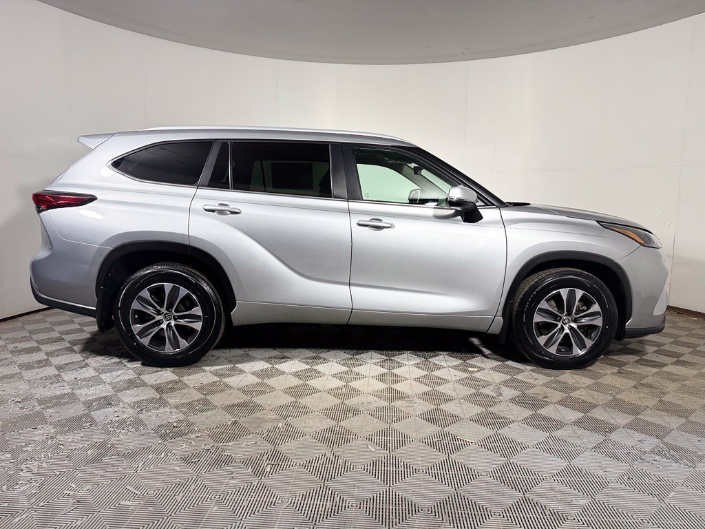 Used 2023 Toyota Highlander XLE AWD/4WD image 8