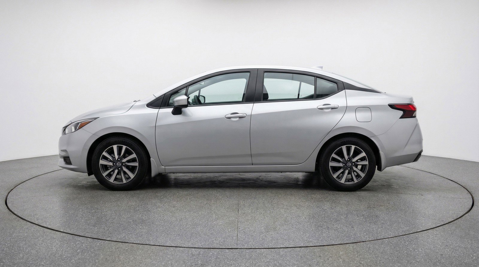 Used 2025 Nissan Versa SV image 5