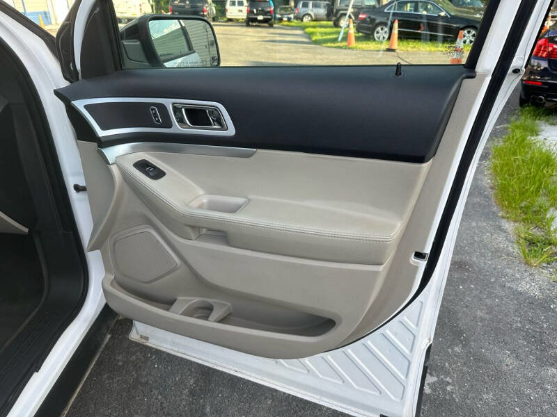 Used 2015 Ford Explorer XLT w/ Equipment Group 202B image 22