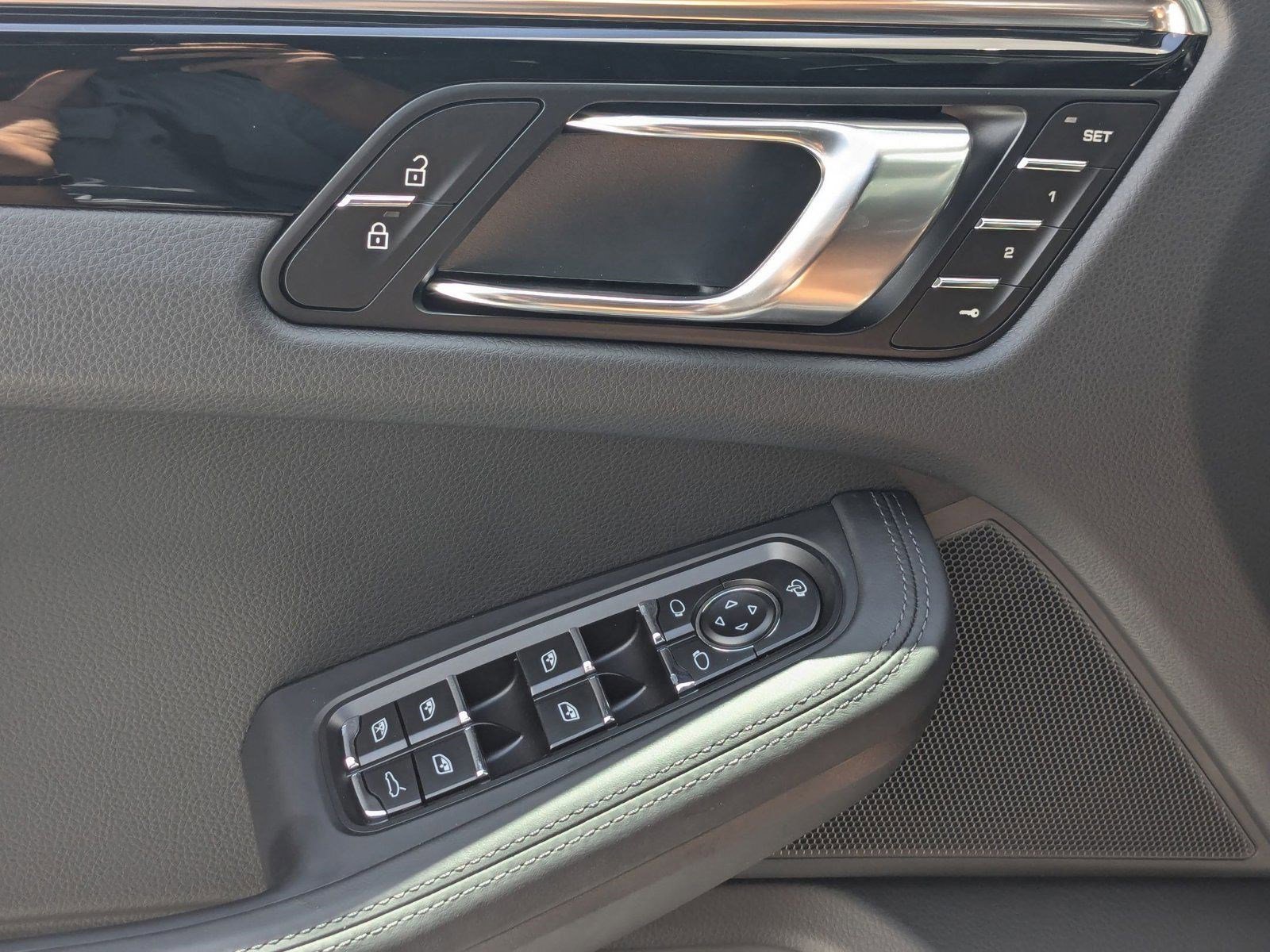 Certified 2025 Porsche Macan image 14