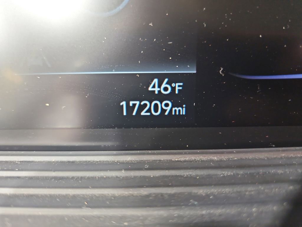 Used 2024 Hyundai Venue SEL image 17