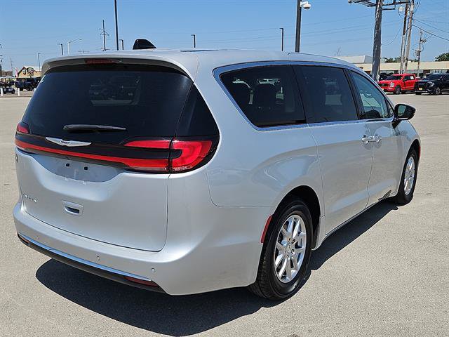 Used 2024 Chrysler Pacifica Touring-L FWD image 4