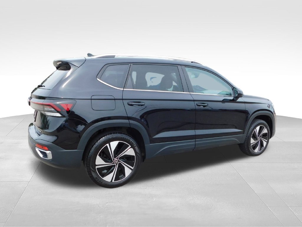 Used 2025 Volkswagen Taos SE AWD/4WD image 3