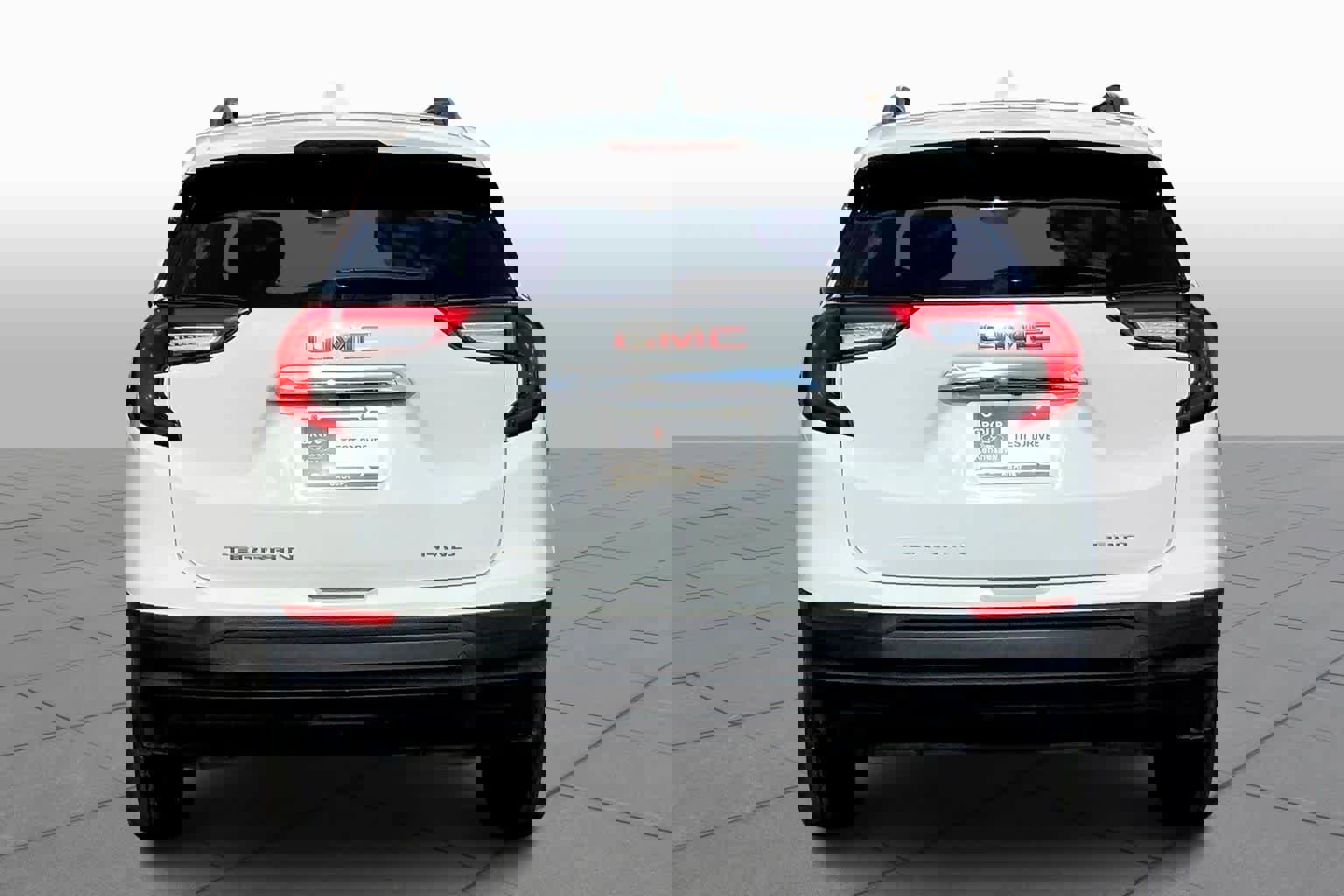 Used 2023 GMC Terrain SLE w/ Driver Convenience Package image 4