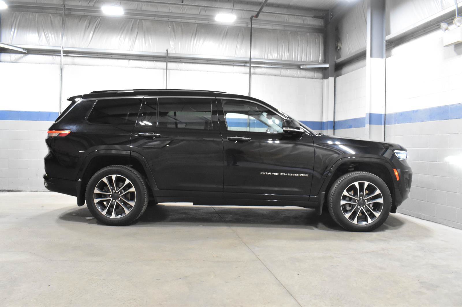 Used 2023 Jeep Grand Cherokee L Overland w/ Advanced Protech Group III AWD/4WD image 31