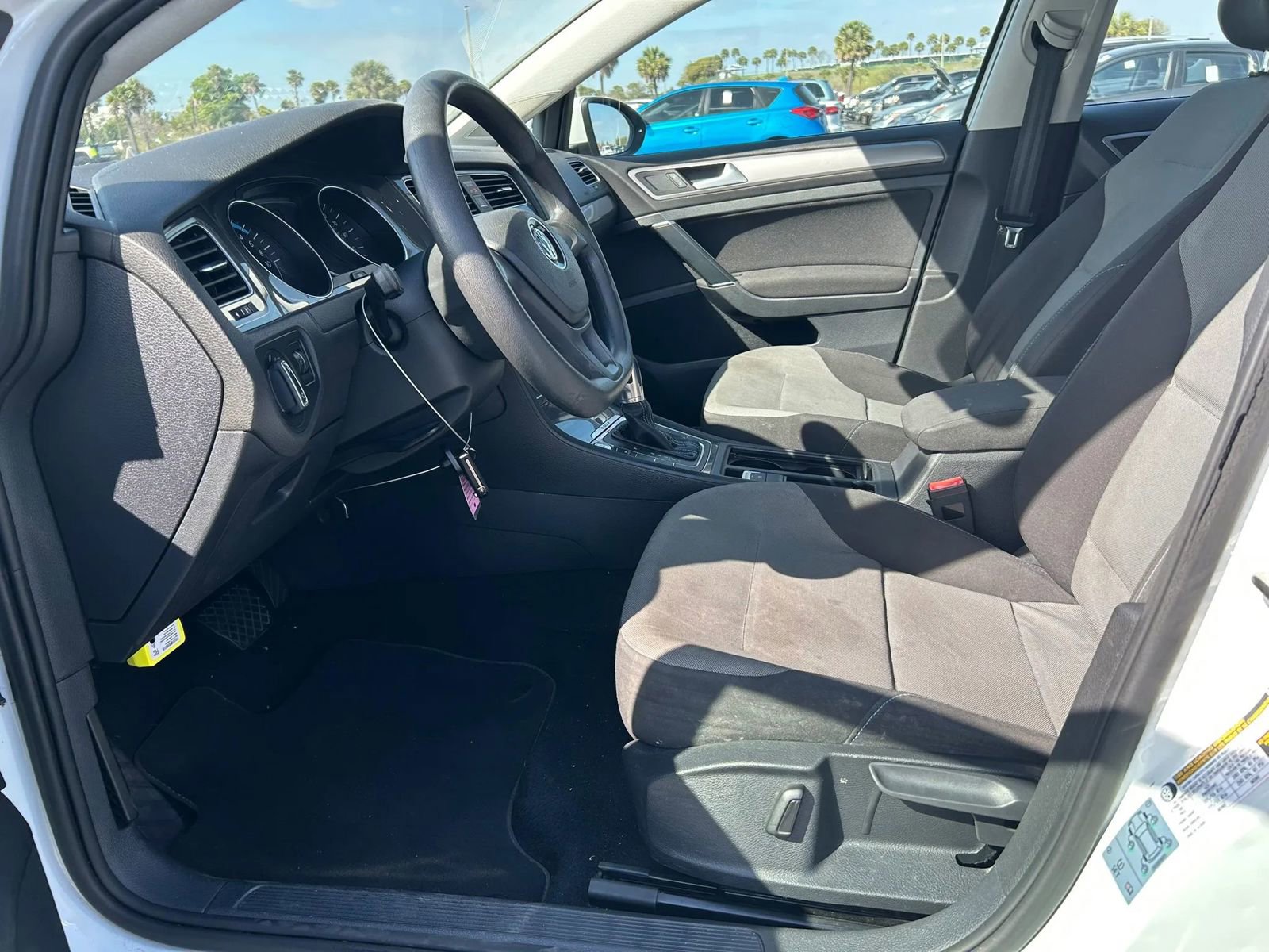 Used 2016 Volkswagen e-Golf SE FWD image 9