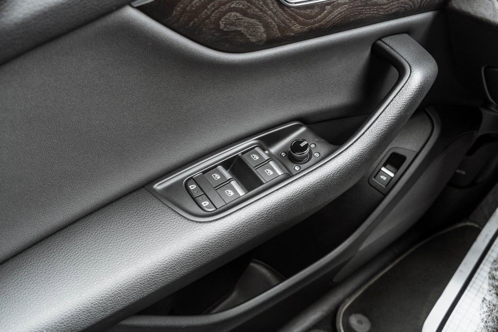 Used 2019 Audi Q8 Premium image 16