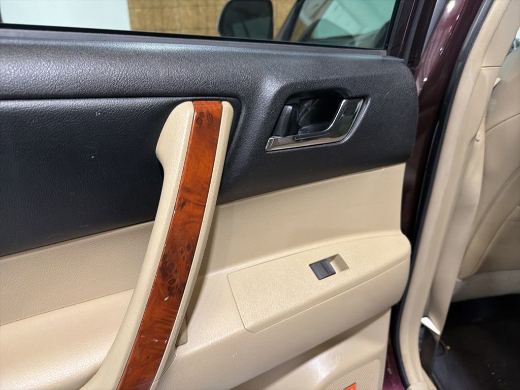 Used 2013 Toyota Highlander Limited image 38