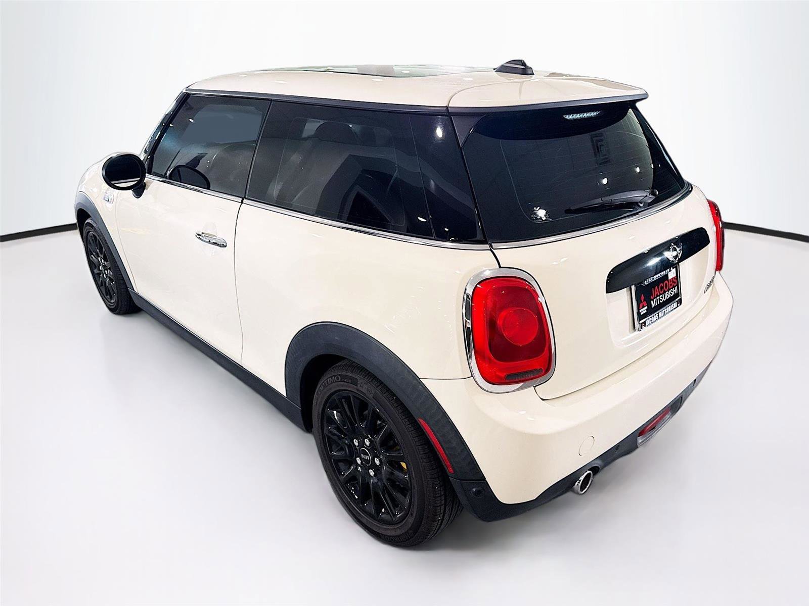 Used 2018 MINI Cooper 2-Door Hardtop image 3