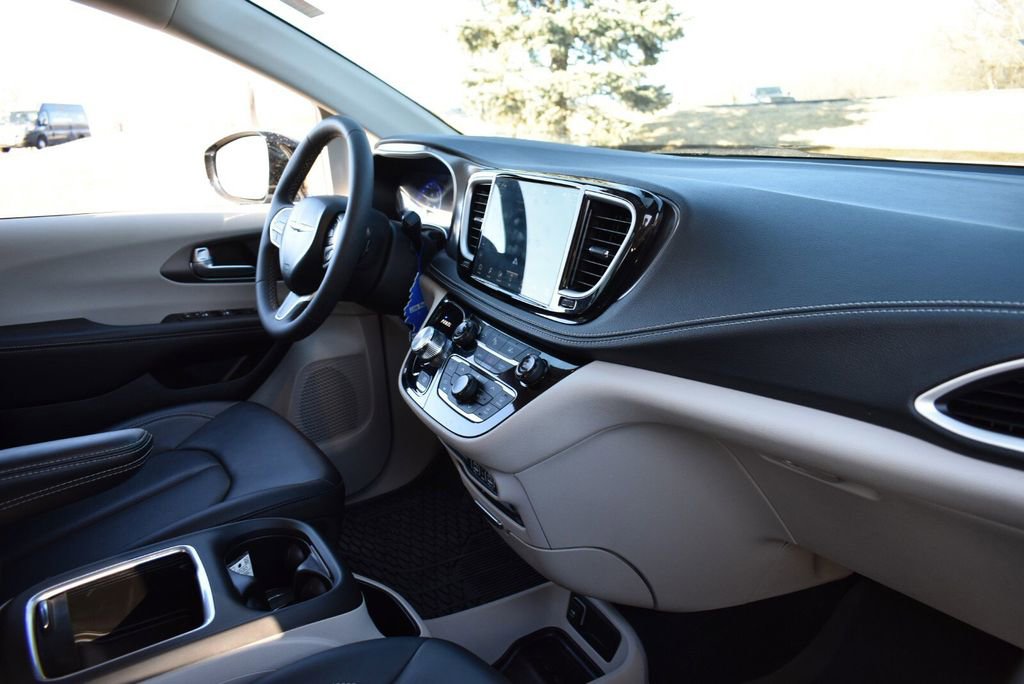 Used 2024 Chrysler Pacifica Touring-L w/ Uconnect Theater Family Group image 28