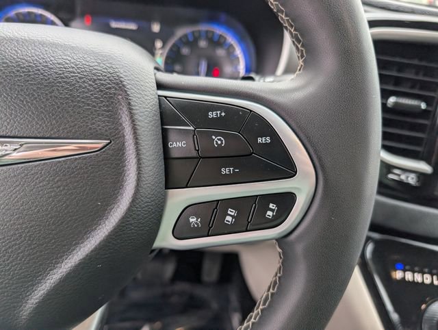 Used 2024 Chrysler Pacifica Touring-L image 12