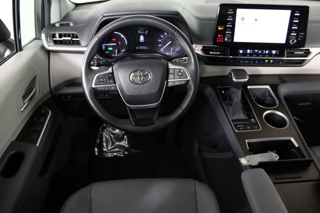 Used 2024 Toyota Sienna XLE image 7