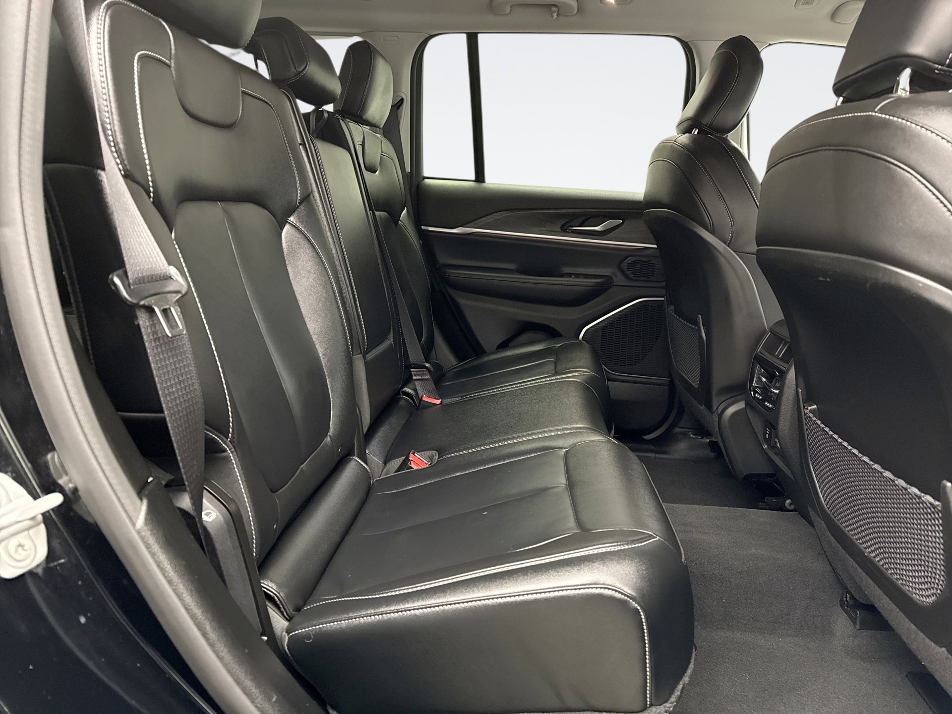 Used 2023 Jeep Grand Cherokee Limited w/ Black Appearance Package image 19