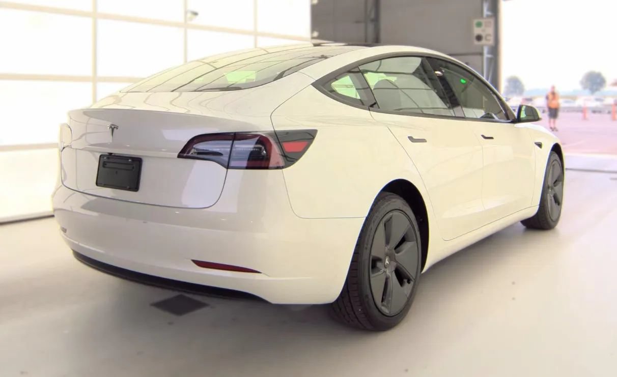 Used 2023 Tesla Model 3 Standard Range RWD image 3